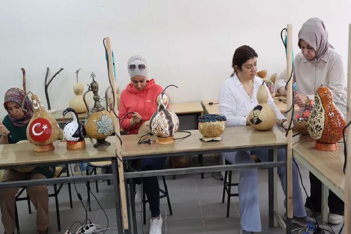 Kırsal Kadınlar Su Kabağından Sanat Eserleri Yapıyor