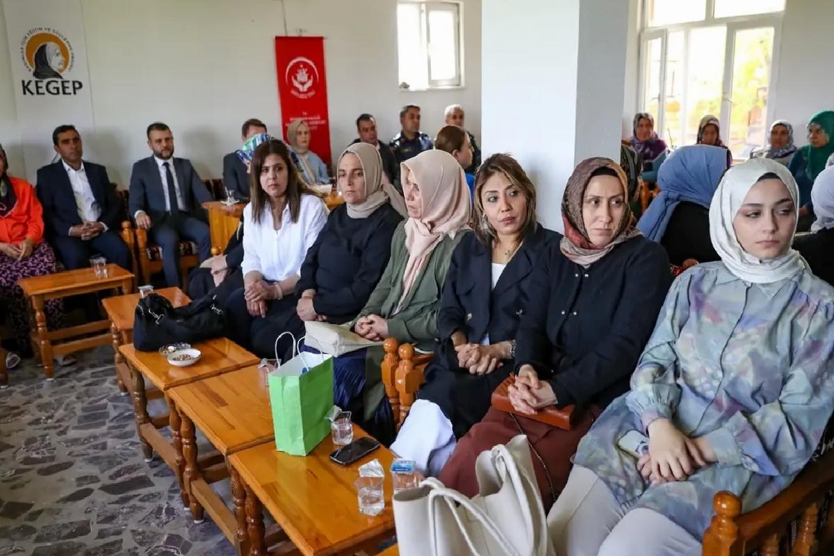 Kırsaldaki mahalleleri gezen ekipler kadınların kamu hizmetlerine ulaşmasını sağlıyor