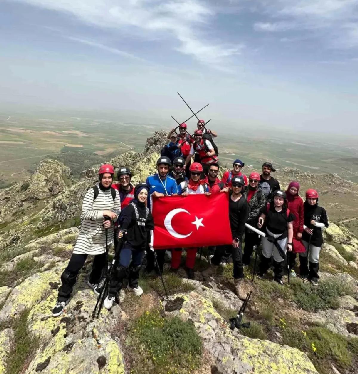 Kırşehir’de Dağcılar 19 Mayıs’ı Zirvede Kutladı