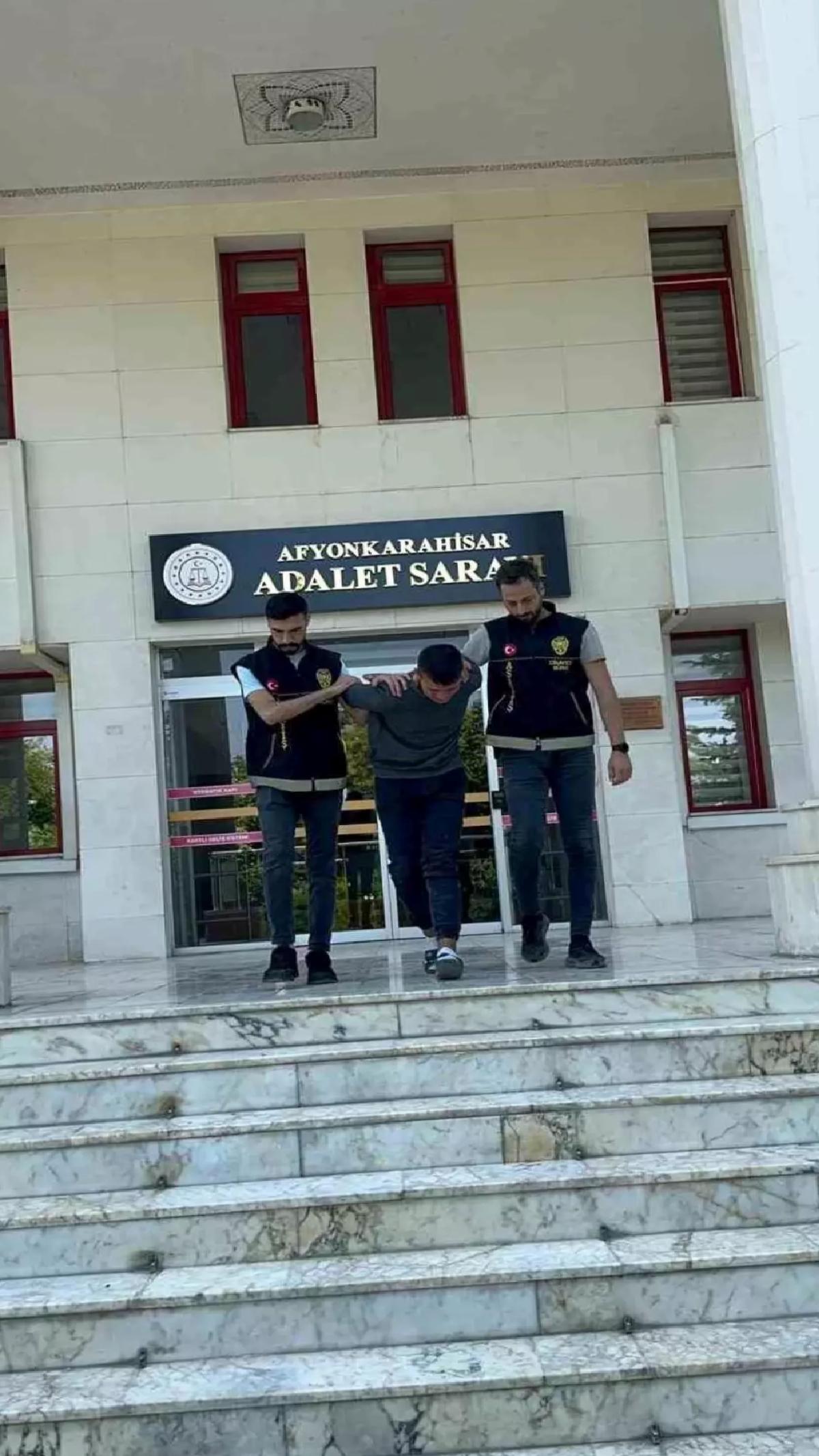 Kız Arkadaşını Jiletle Öldüren Zanlı Mahkemede