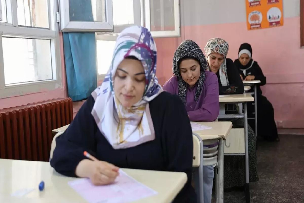 Kızıltepe’de Anneler Kitap Okuma Yarışmasına Katıldı
