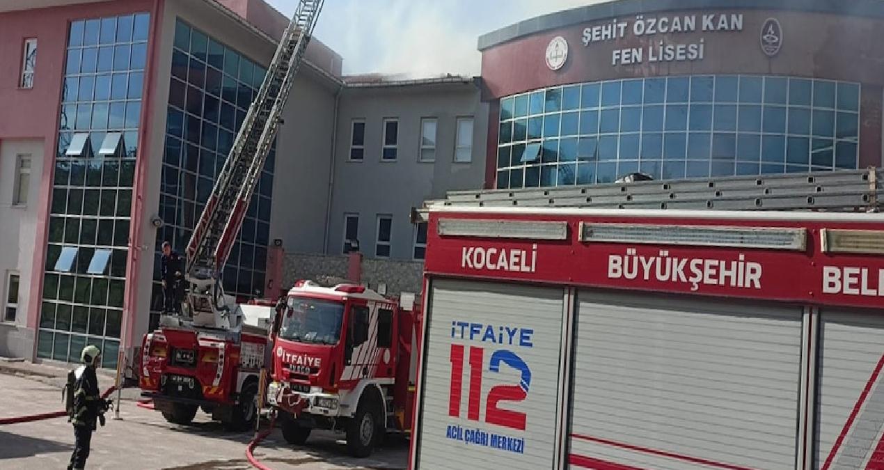 Kocaeli’de lisenin çatısı alev alev yandı