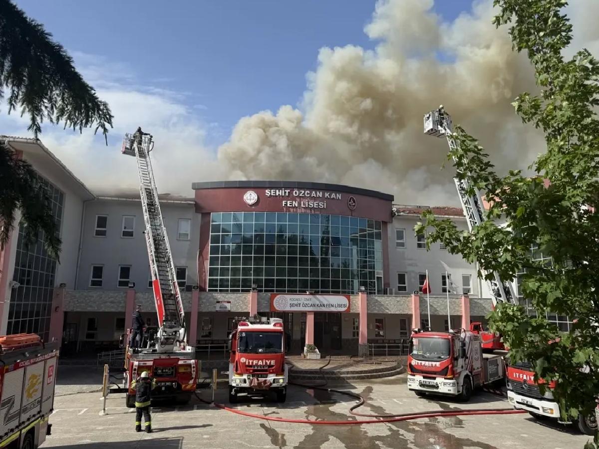 Kocaeli’de lisenin çatısında çıkan yangın söndürüldü