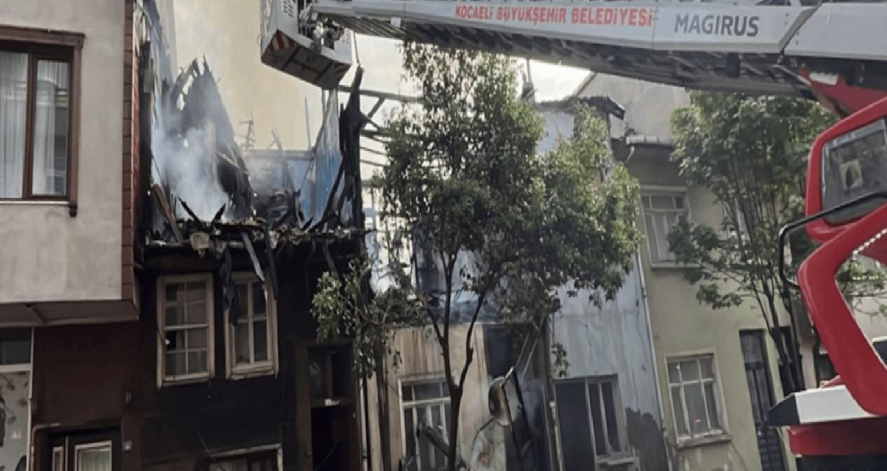 Kocaeli’ndeki yangında 3 ev yandı; 2 itfaiye eri yaralandı