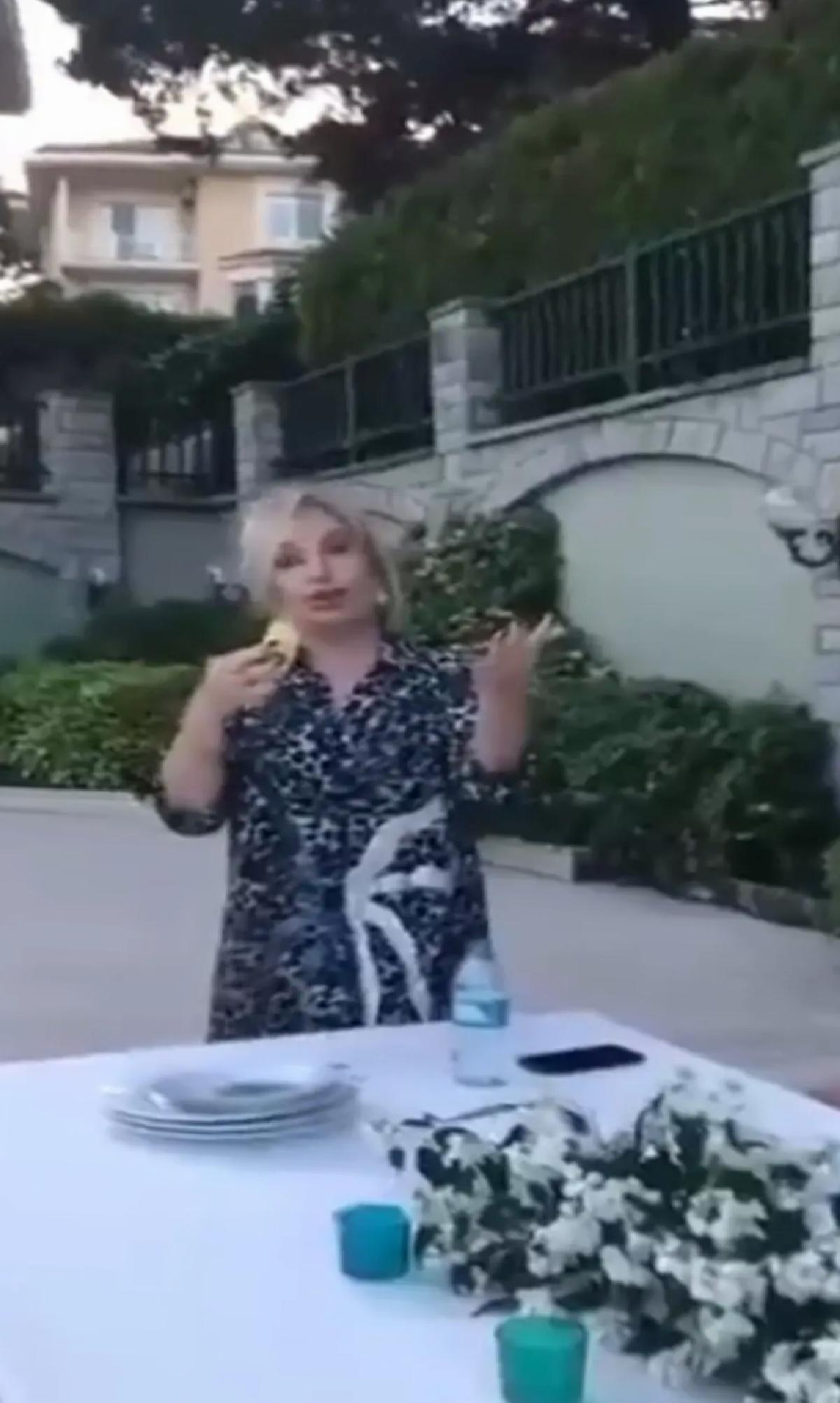 Komşularıyla yemekte Emel Sayın’dan unutulmaz bir akşam