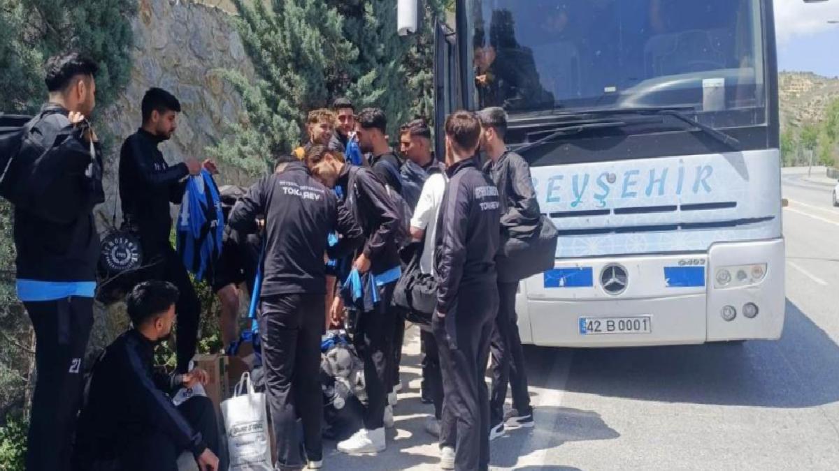 Konya’da kafile otobüsünün lastiği patlayınca futbolcular taksiyle maça yetiştirildi