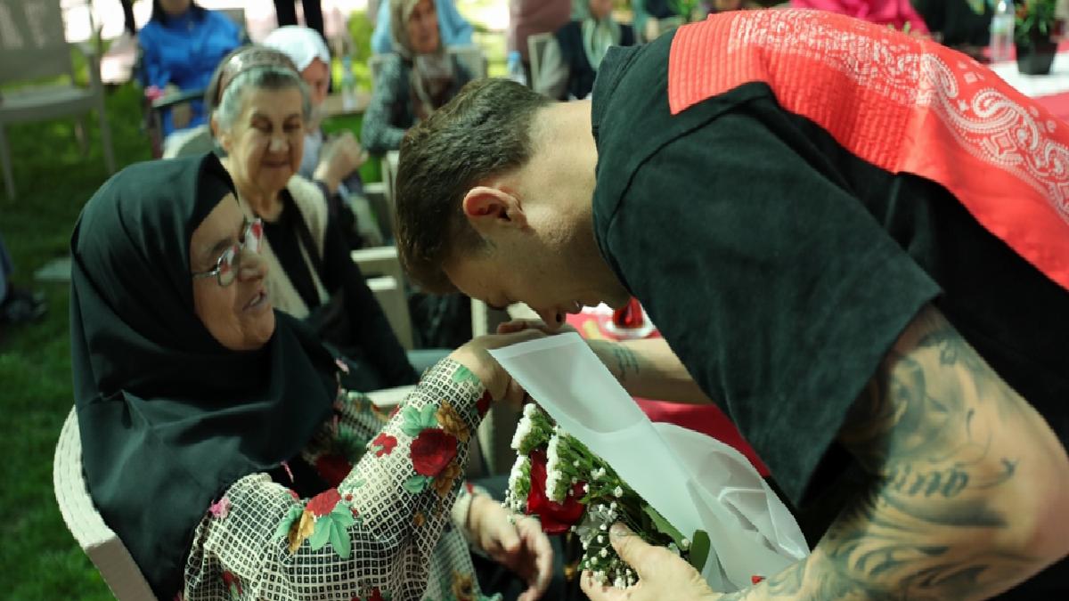 Konyasporlu oyuncular Anneler Günü’nü ziyaretlerle kutladı