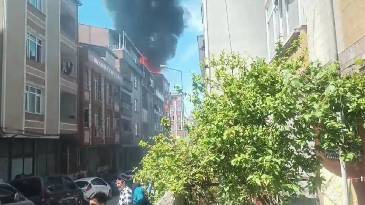 Küçükçekmece’de Çatı Katında Yangın