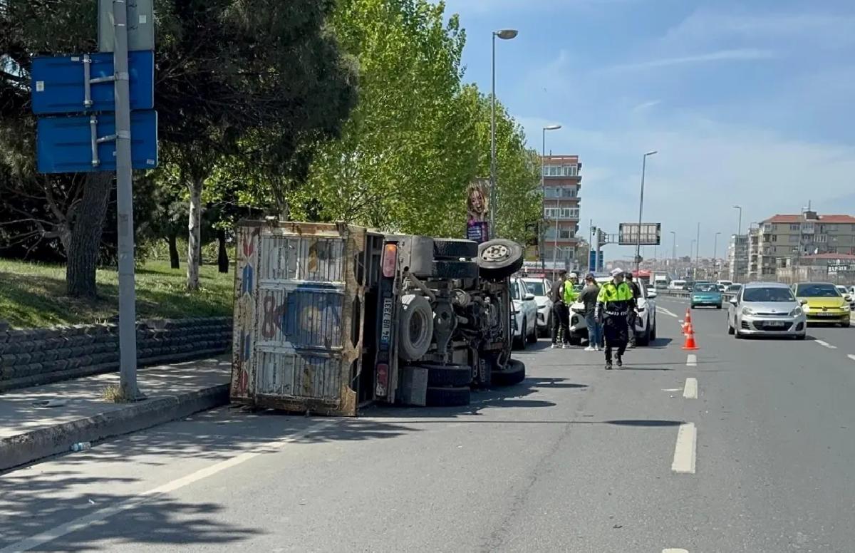 Küçükçekmece’de Kamyon Devrildi: 2 Yaralı