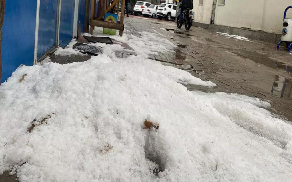 Kula’da Dolu ve Sağanak Hayatı Olumsuz Etkiledi