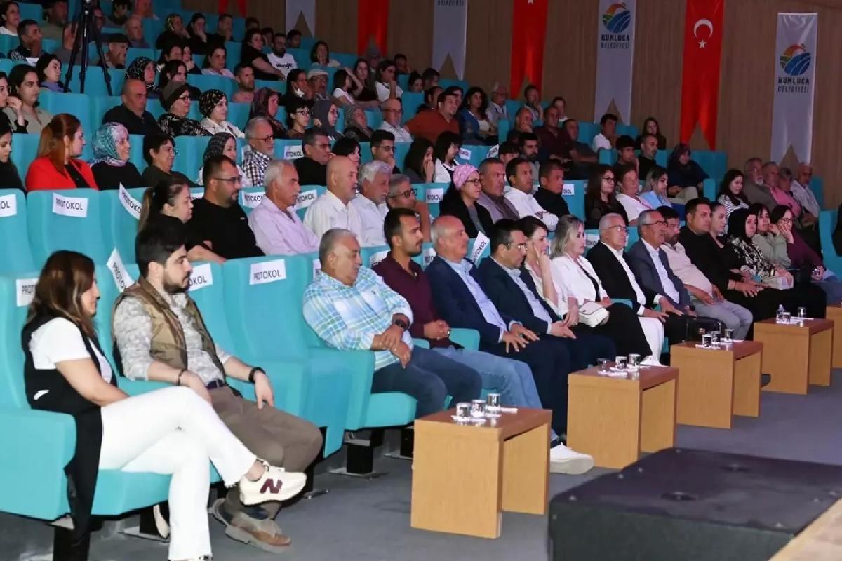 Kumluca’da ‘Borazan TV’ Tiyatro Oyunu Sahnelendi