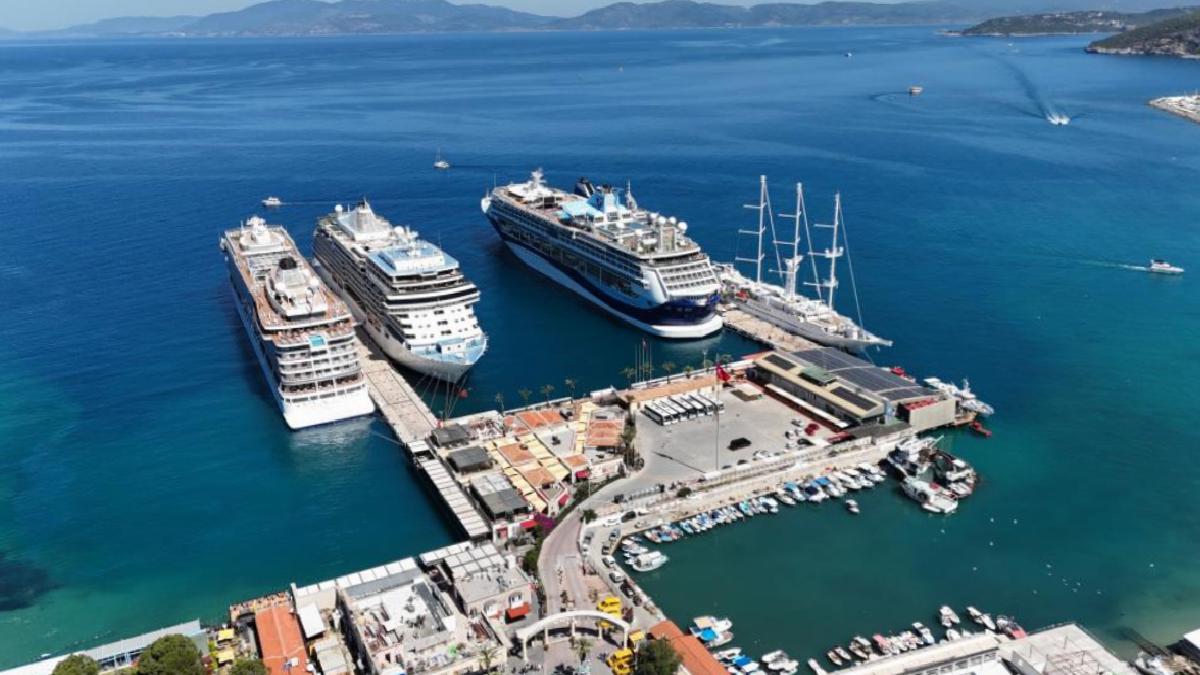 Kuşadası bir günde 5 kruvaziyer ağırladı