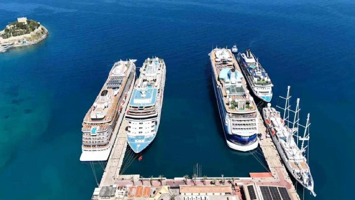 Kuşadası’na 5 Kruvaziyer Gemisiyle 4.902 Turist Geldi