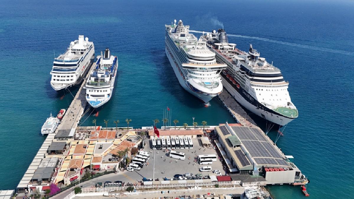 Kuşadası’na aynı anda 4 kruvaziyer demirledi