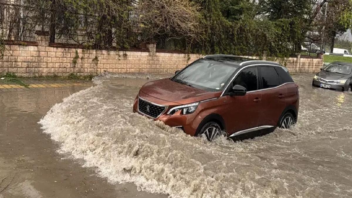 Kütahya’da Sağanak Yağış Hayatı Olumsuz Etkiledi