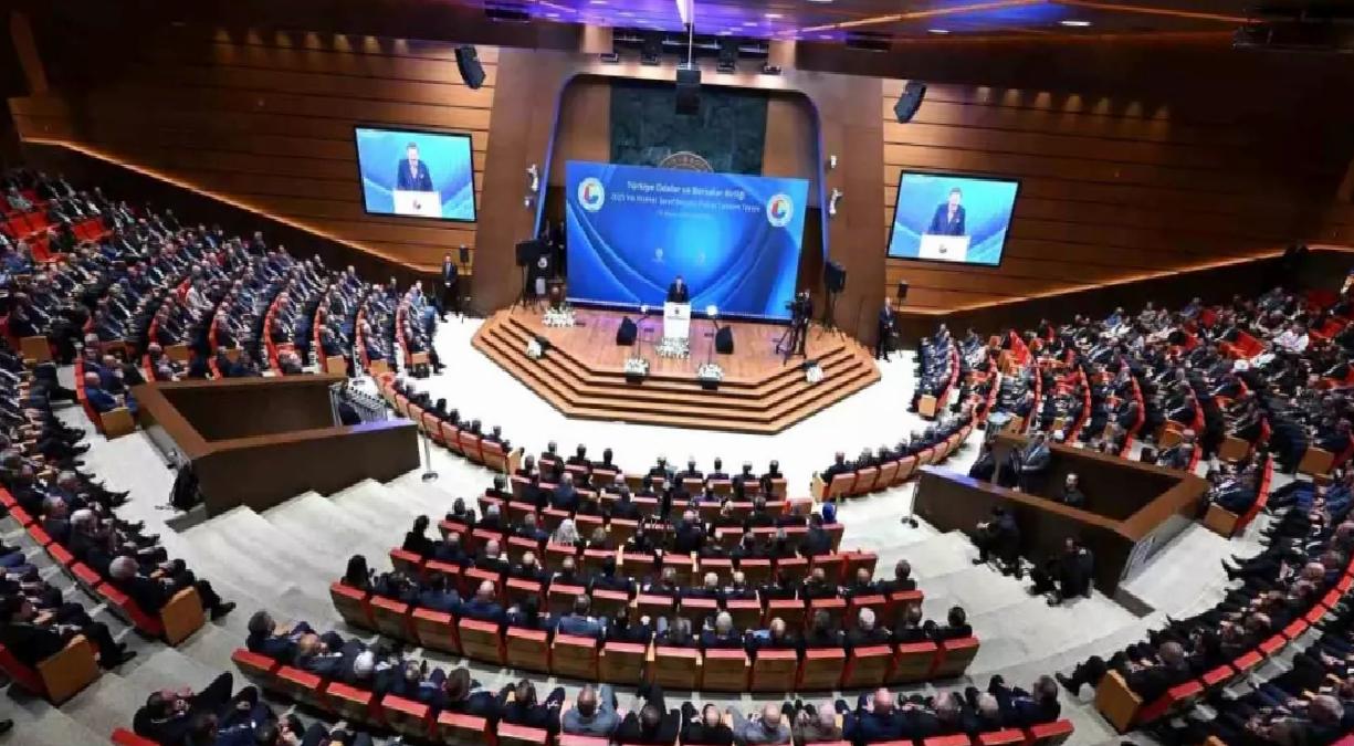 KUTO Başkanı Akdoğan’a ödülü Cumhurbaşkanı Erdoğan tarafından takdim edildi