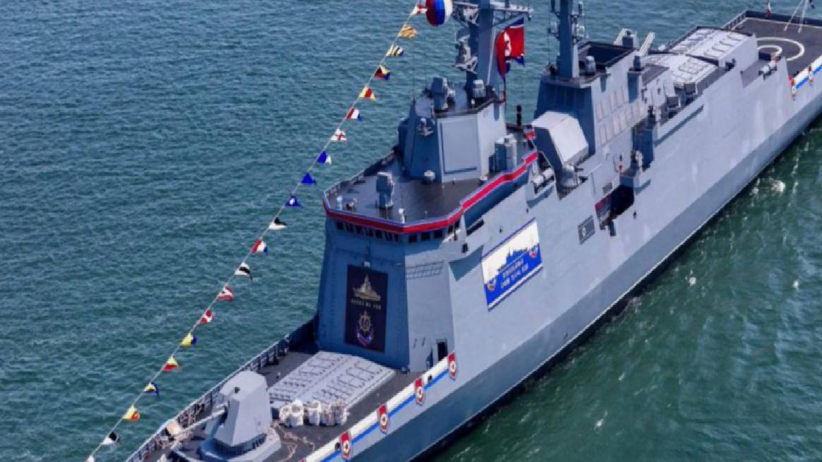 Kuzey Kore’de savaş gemisi suya indirilirken kızağından düştü