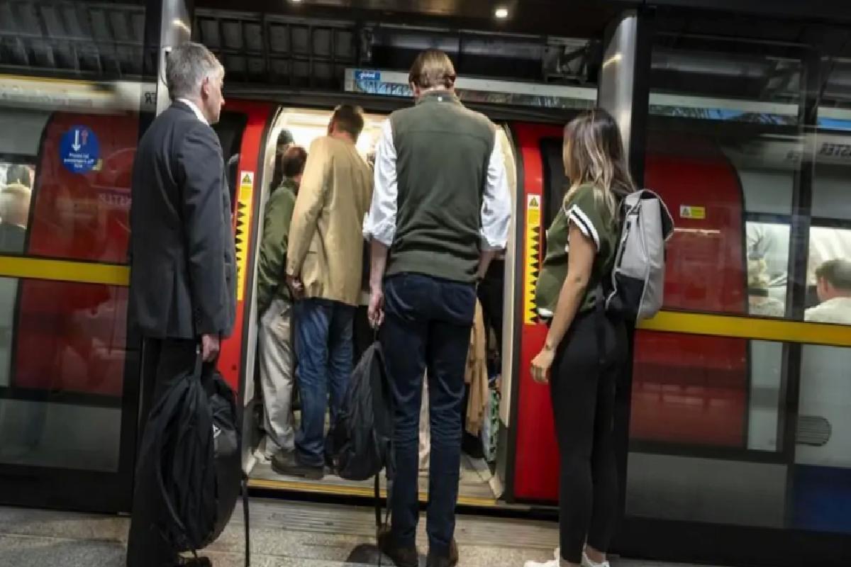 Londra Metro’sunda Elektrik Kesintisi