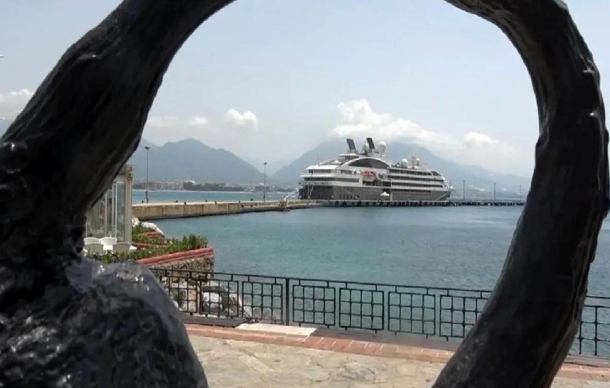 Lüks Kruvaziyer Alanya’ya Demirledi