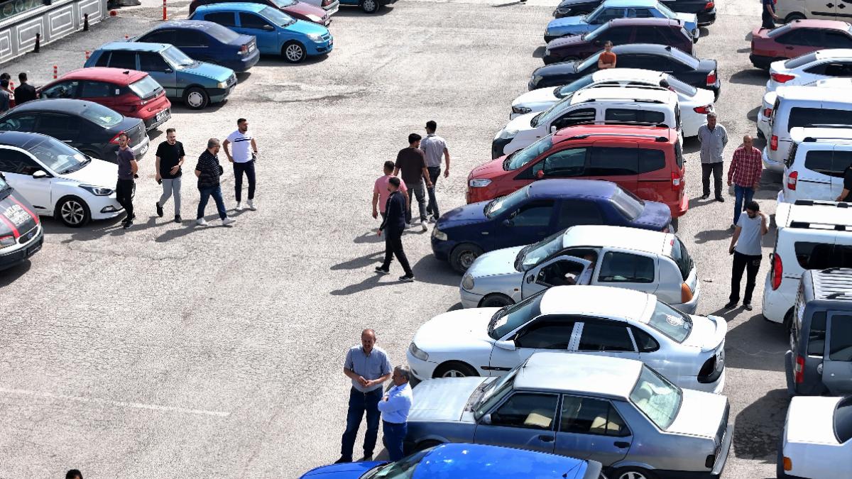Malatya Açık Oto Pazarı’nda satıcı da alıcı karşılıklı bekliyor