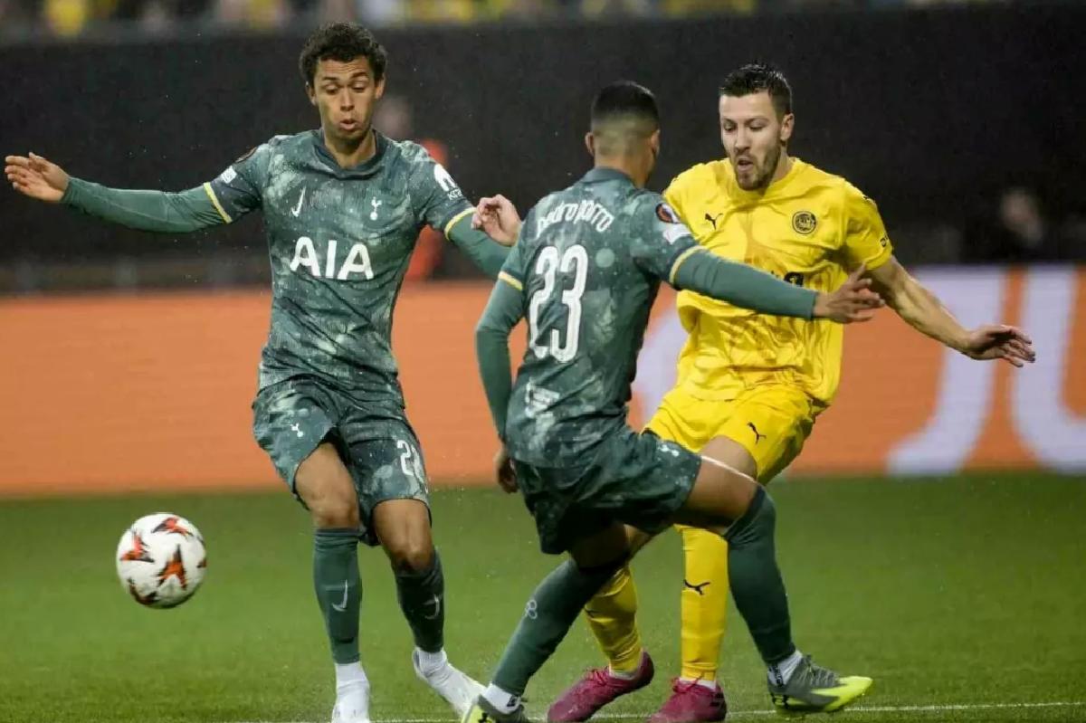 Manchester United ve Tottenham Finalde