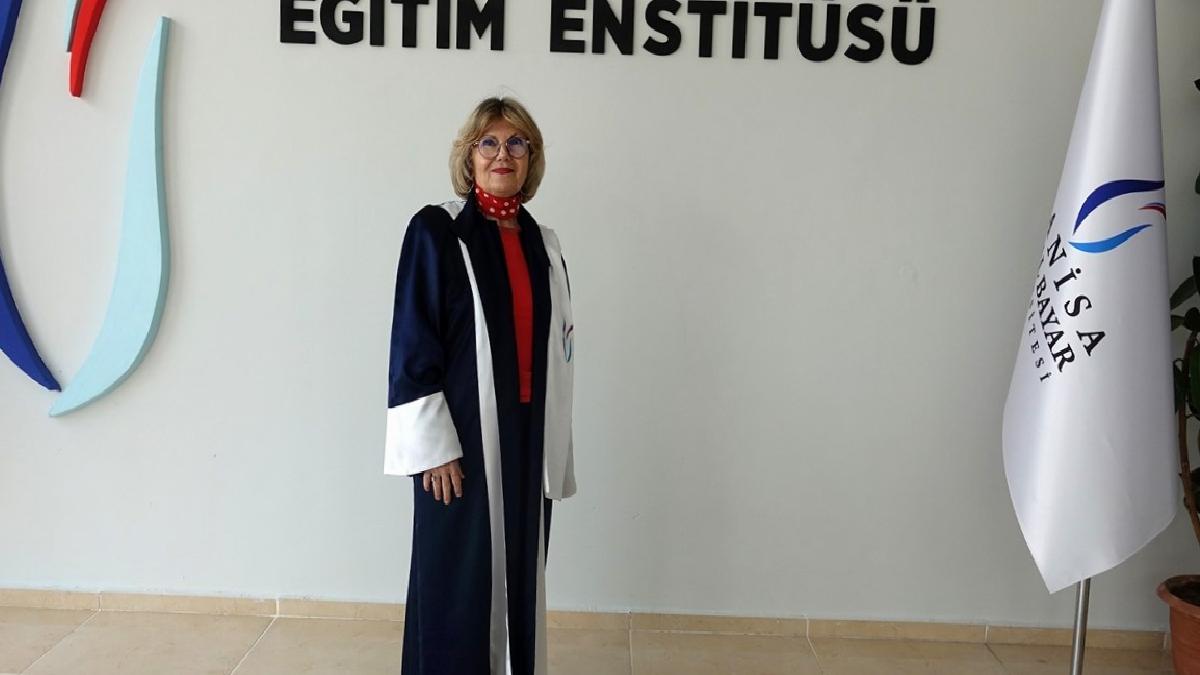 Manisa’da 72 yaşında üniversiteye dönüp “doktor” ünvanı aldı