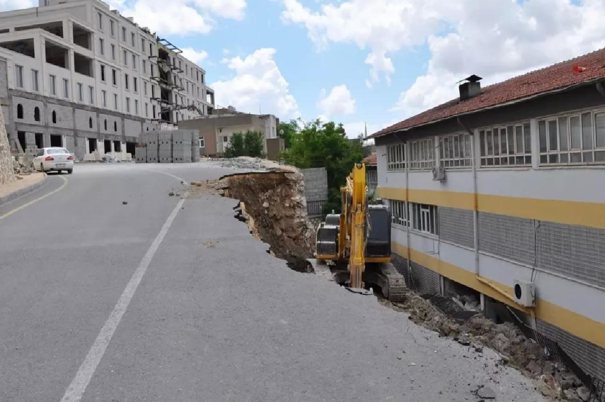Mardin’de bir kısmı çöken yolda çalışma başlatıldı