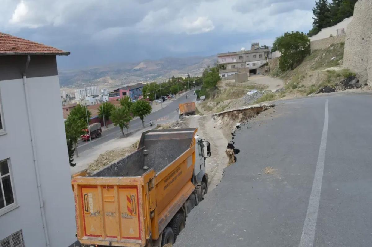 Mardin’de Yol ve İstinat Duvarı Okulun Bahçesine Çöktü