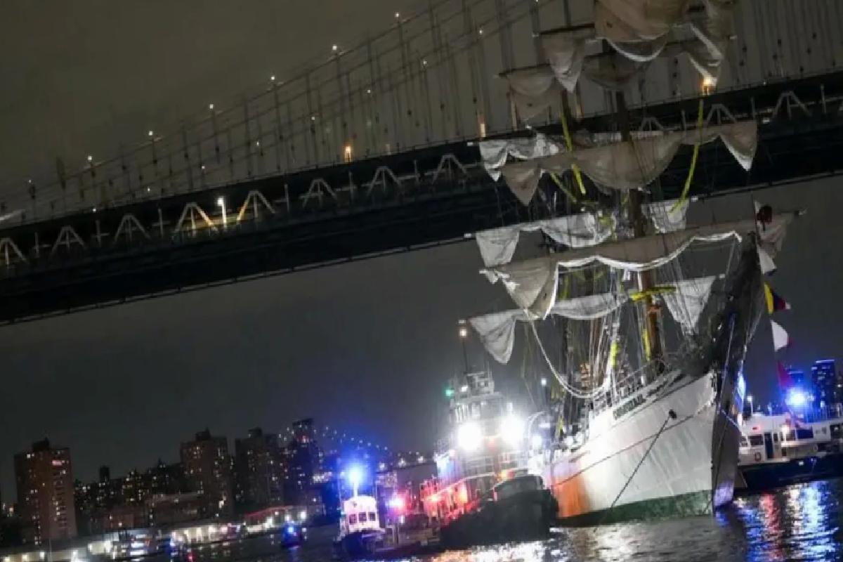 Meksika Gemisi Brooklyn Köprüsü’ne Çarptı