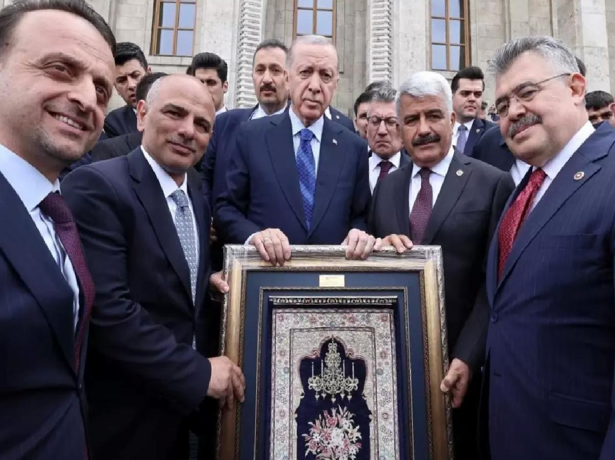 Merkezde üretilen ilk Hereke halısı Cumhurbaşkanı Erdoğan’a hediye edildi