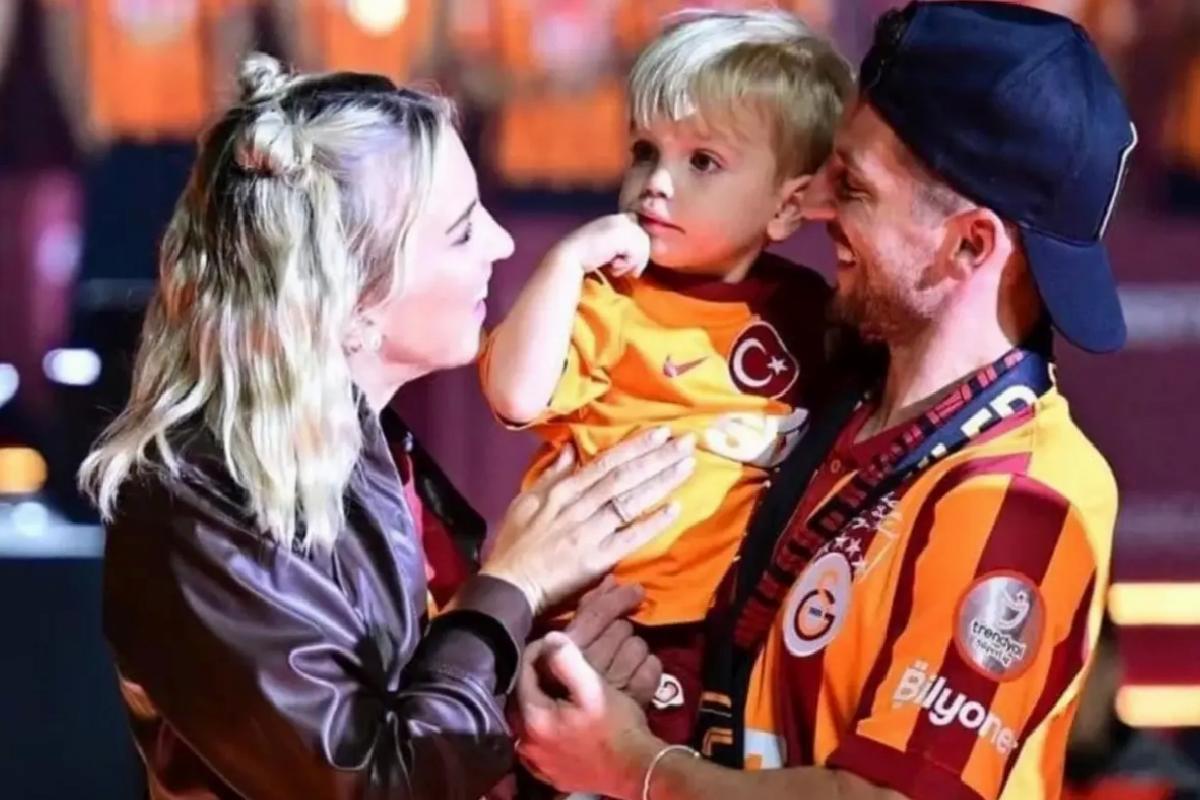 Mertens çiftinden sürpriz! Bebeklerine Türkçe isim verecekler