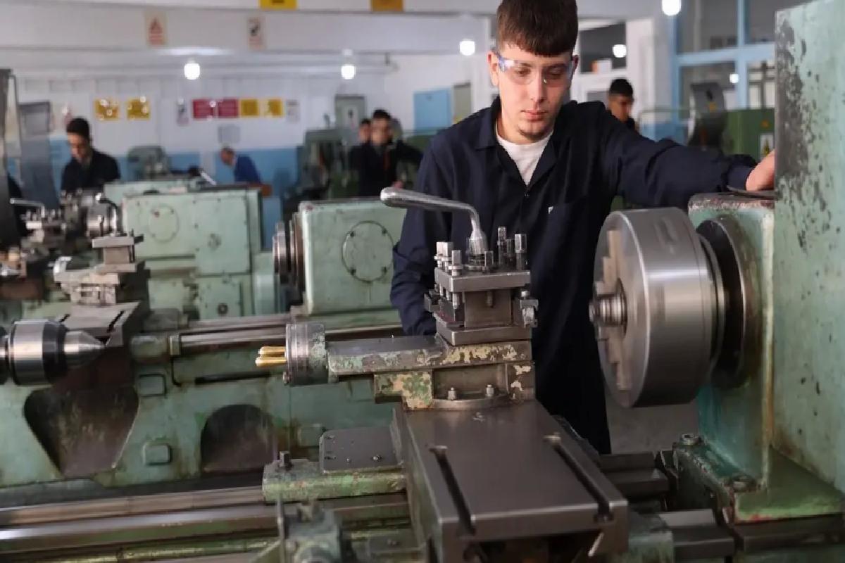 Meslek Lisesi Öğrencileri Üretime Katkı Sunuyor