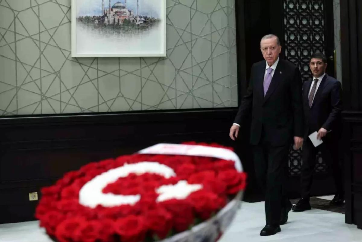 MHP Lideri Bahçeli’den Kabine’ye Türk bayraklı çiçek