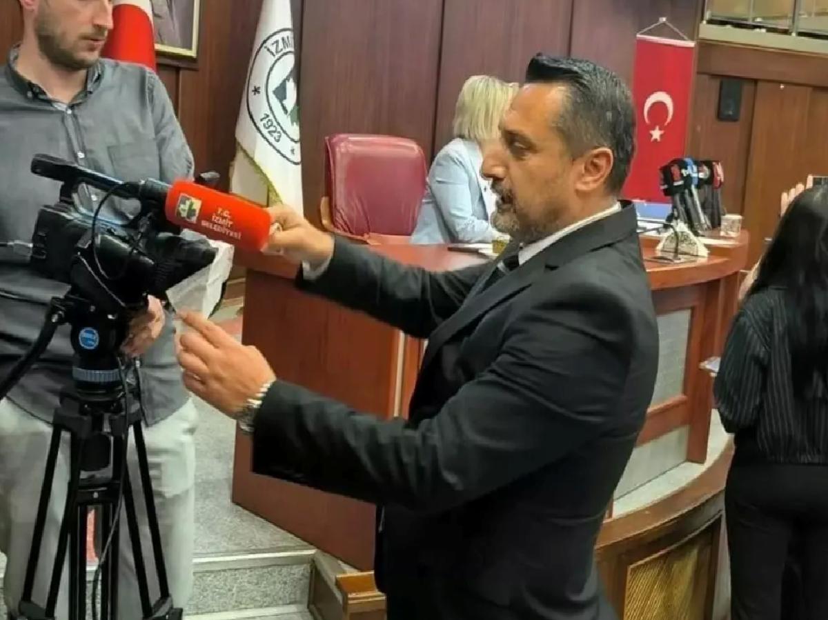MHP’li Meclis Üyesi Canlı Yayın Kamerasını Bantladı