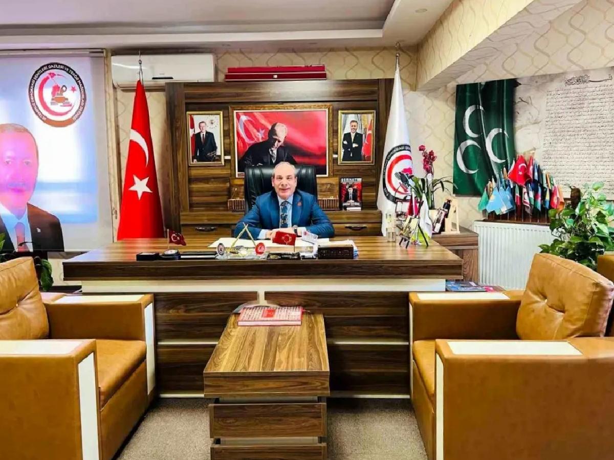 Milletin Adamları Yalnız Değildir