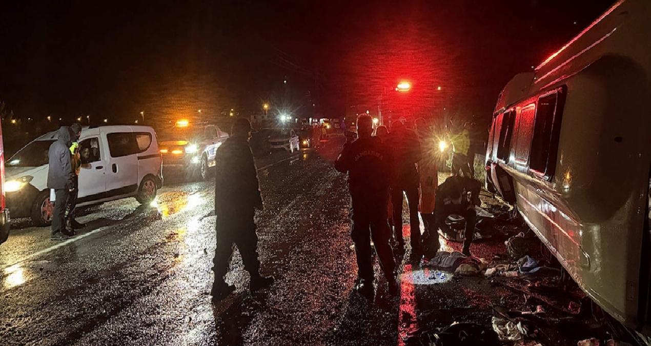 Minibüs devrildi: 1 kişi ölü, 22 kişi yaralandı