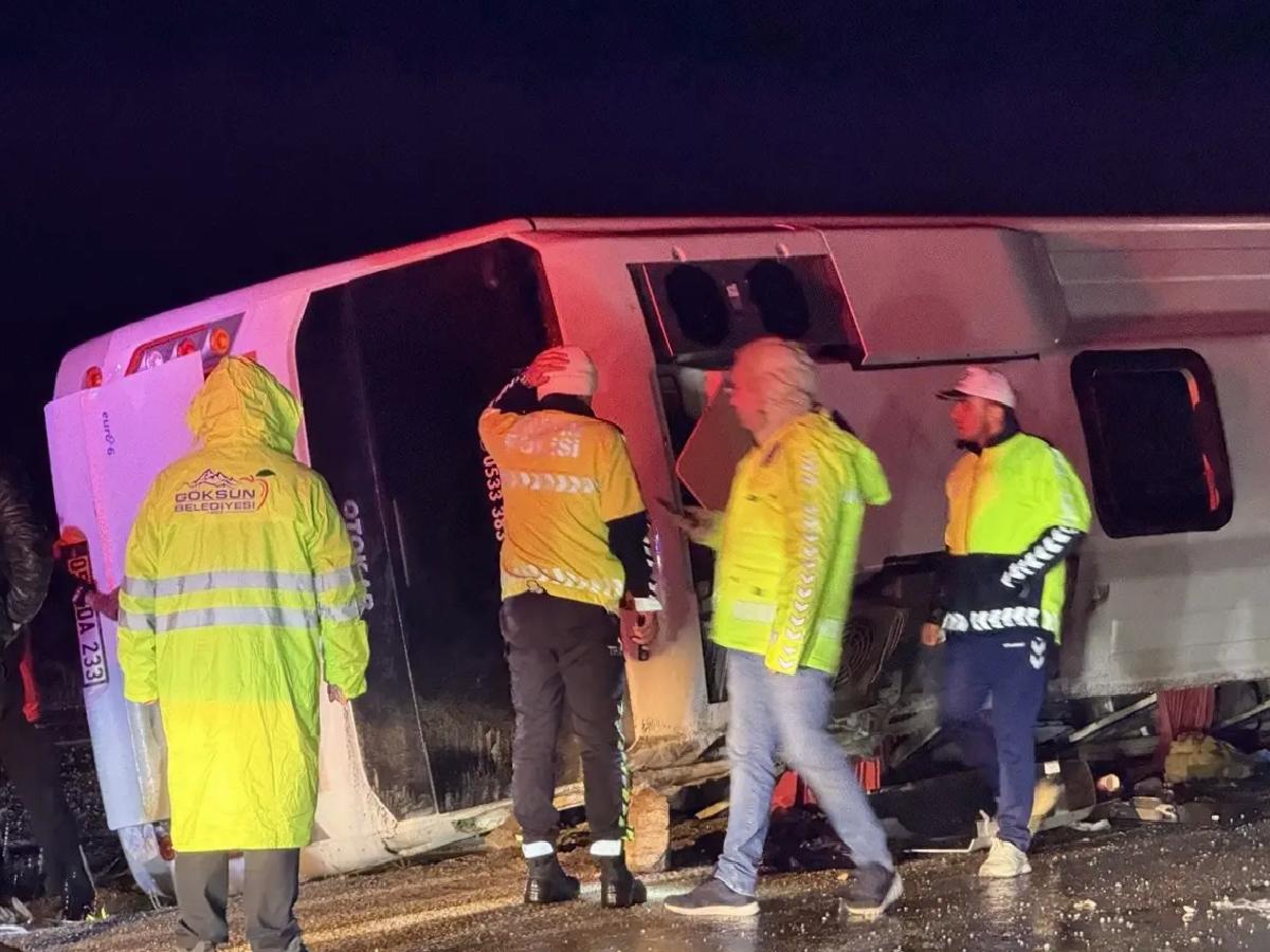 Minibüs Devrildi: 1 Ölü, 22 Yaralı