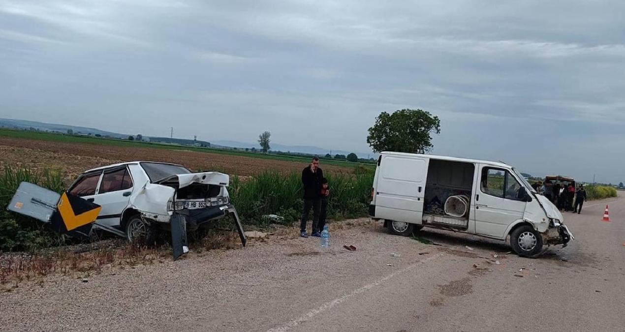 Minibüs, park halindeki otomobile çarptı: 8 yaralı