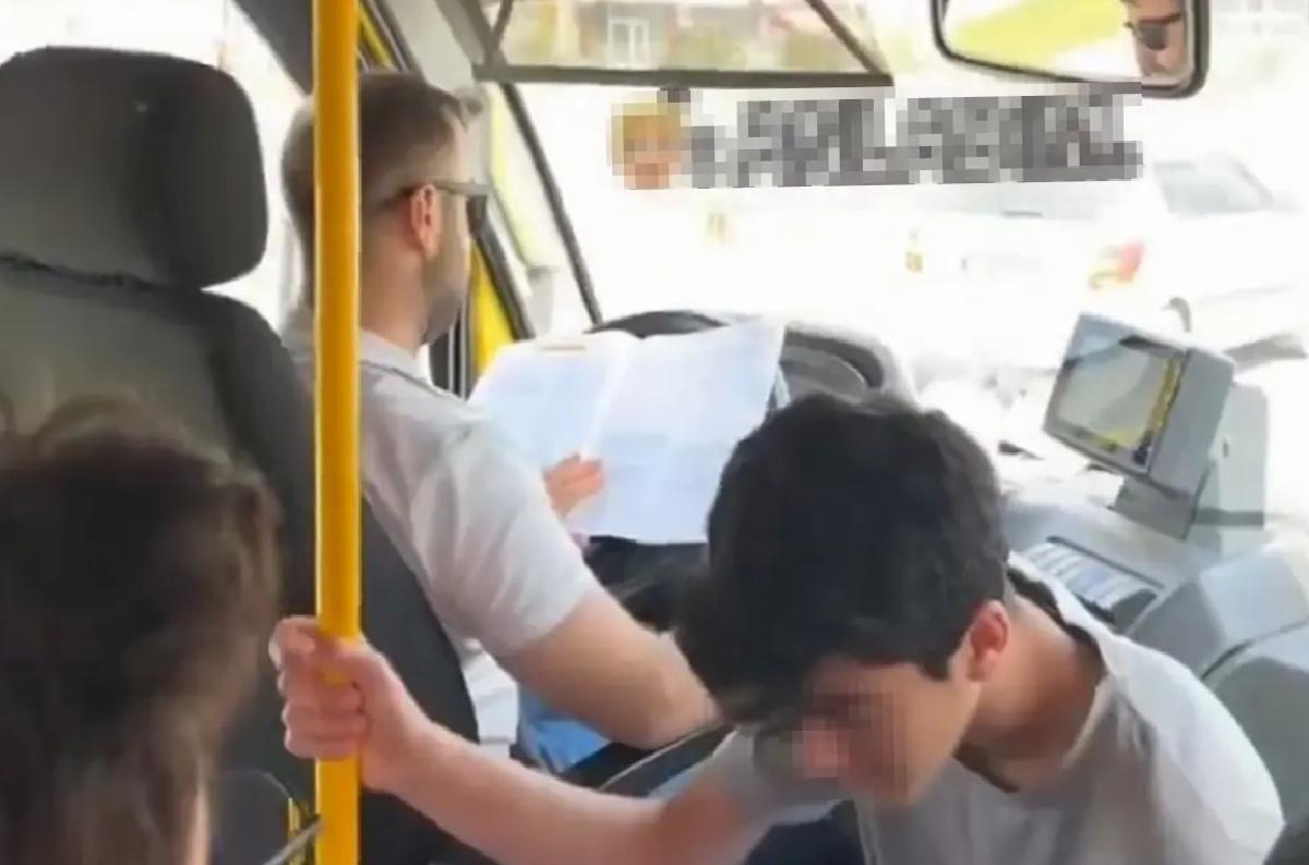 Minibüs Şoförü Seyir Halinde Kitap Okudu