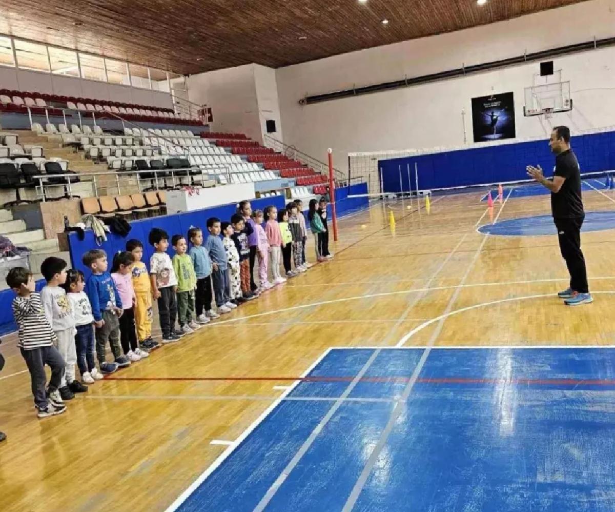 Minik Sporculardan Voleybol Etkinliği