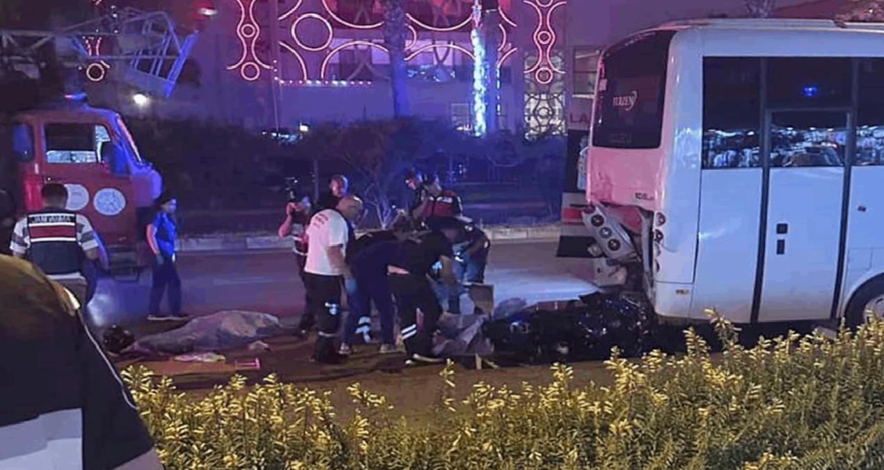 Motosiklet park halindeki midibüse çarptı: Feci kaza 2 can aldı