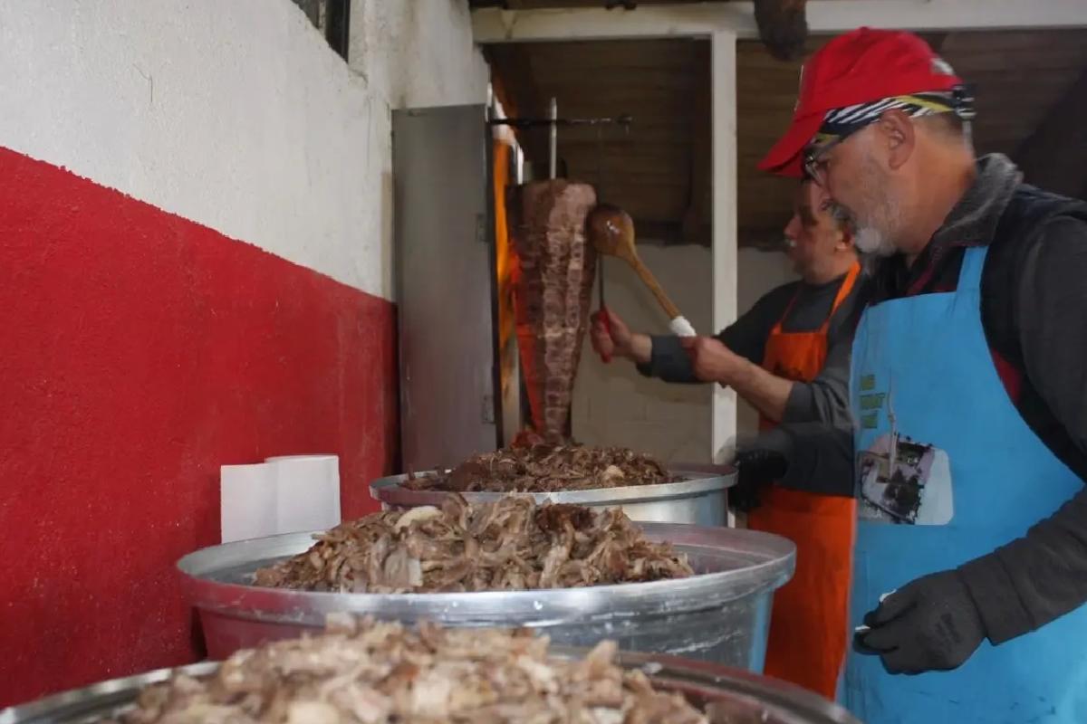 Müezzin Bekir Arslan’dan Öğrencilere Döner İkramı