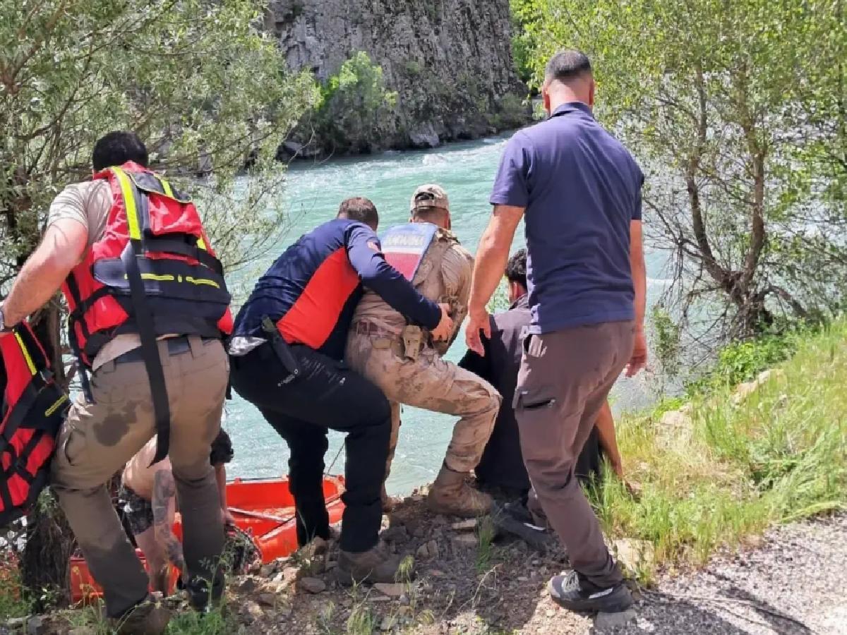 Munzur Nehri’nde Mahsur Kalan Kişi Kurtarıldı
