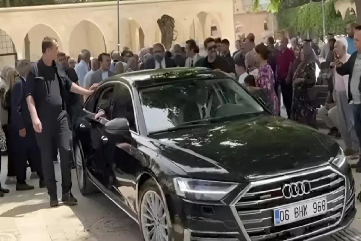 Müsavat Dervişoğlu kutsal mekana makam aracıyla girdi