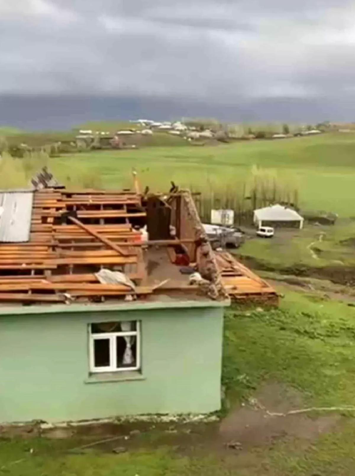 Muş’ta Şiddetli Fırtına: Çatılar Uçtu, Ağaçlar Devrildi