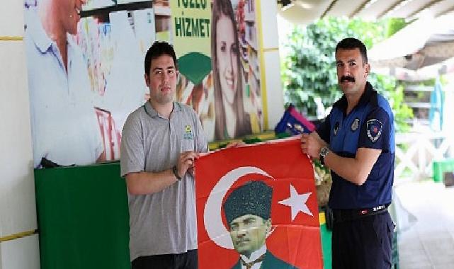NARLIDERE BELEDİYESİ BASIN MERKEZİ NARLIDERE BELEDİYESİ’NDEN ESNAFA BAYRAK DAĞITIMI Narlıdere Belediyesi, 19 Mayıs’ın 106’ncı yıl dönümü kutlamaları kapsamında ilçe esnafına Atatürk baskılı Türk Bayrağı dağıttı