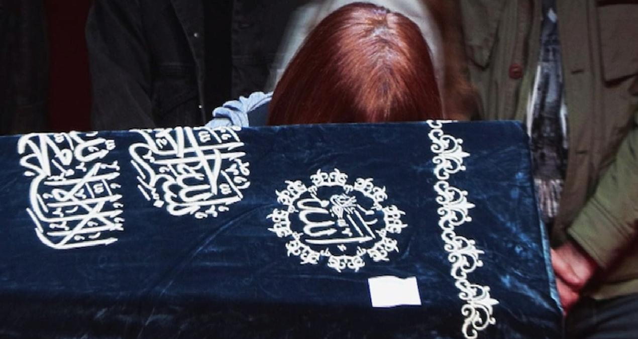 Naşit Özcan’a veda… Eşi tabutunu öperek uğurladı