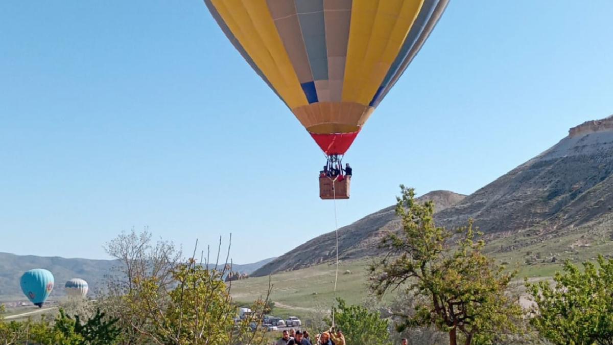 Nevşehir’de sıcak hava balonu, kayalıklara zorunlu iniş yaptı