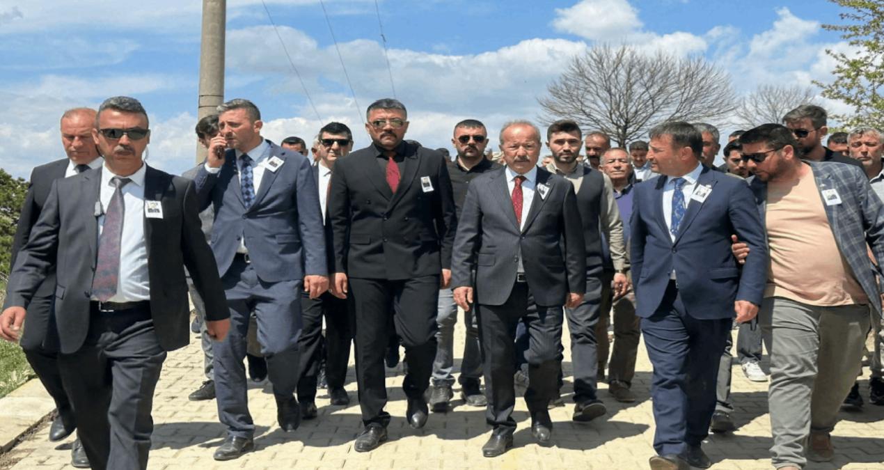 Öcalan’a ‘beyefendi’ diyen MHP’li vekil şehit cenazesinde böyle korundu