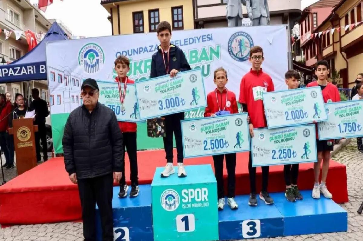 Odunpazarı’nda 19 Mayıs Bayramı Anısına Şükrü Saban Yol Koşusu Düzenlendi